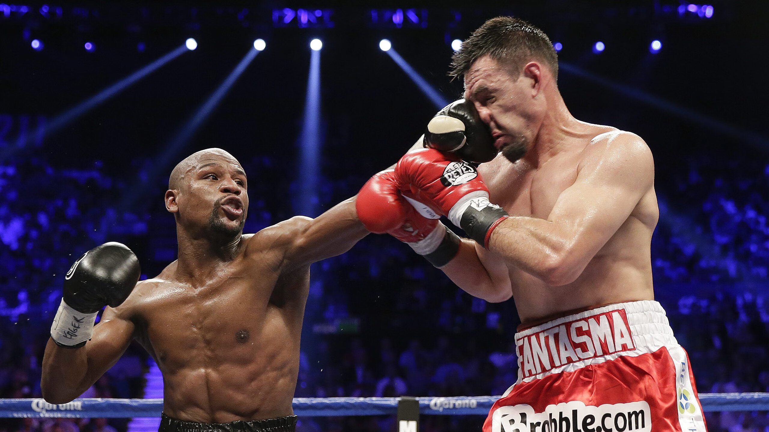 城市夜空摩托极限表演，灯光交织的极速盛宴，摩托车夜跑视频第一视角